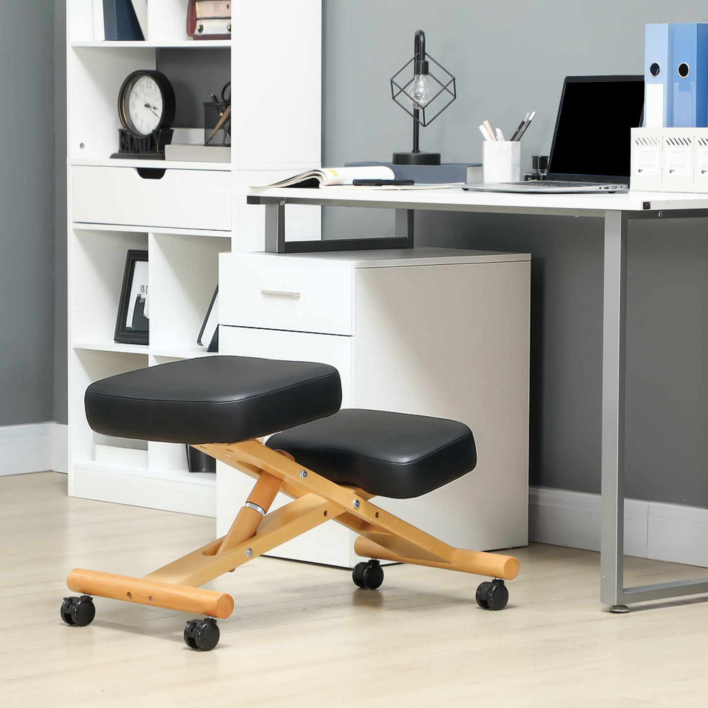 Scaun ergonomic postural cu suport pentru genunchi, cu roți, din lemn, negru