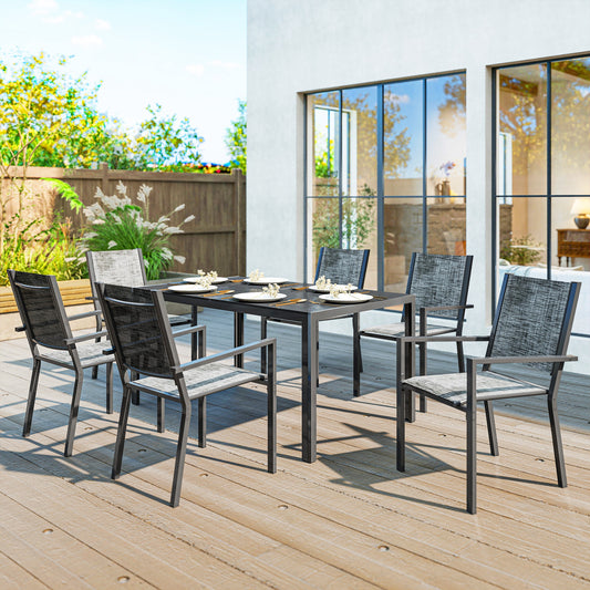 Set Masă de Grădină cu Scaune, 7 Piese, Set de Prânz cu Masă cu Blat din Lemn Compozit cu Șipci și 6 Scaune de Exterior Stivuibile, Mobilier din Oțel cu Texteline, Gri și Negru